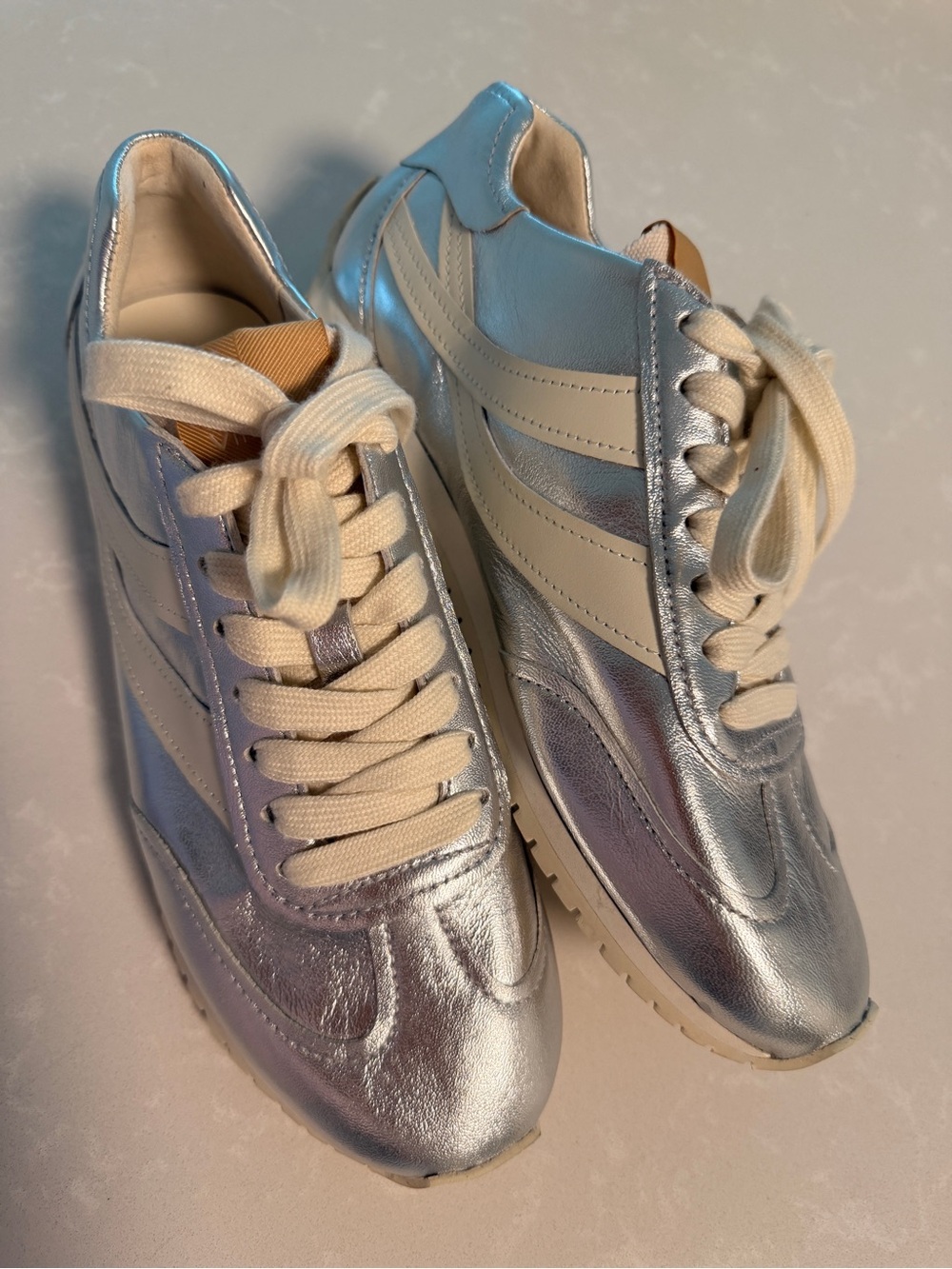 VINCE Oasis‎ Runner Metallic Silver Retro Comfort Casual Womens Sneakers US 6.5
